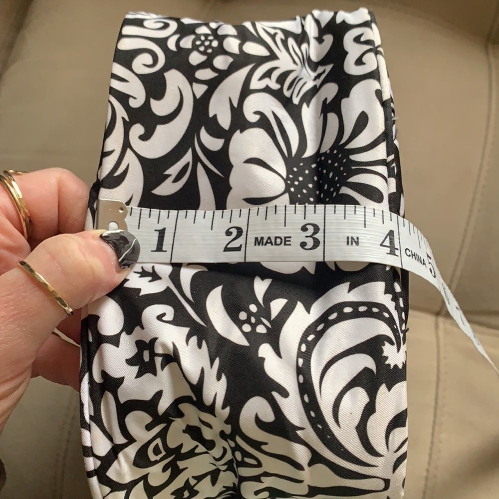 Black and white soft-sided lunch bag with handles - Picture 7 of 7